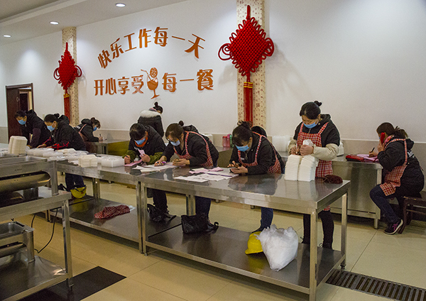 01  2020年2月14日星期五早晨九點到十點，服務(wù)人員在認(rèn)真核對一線職工的訂飯清單.jpg