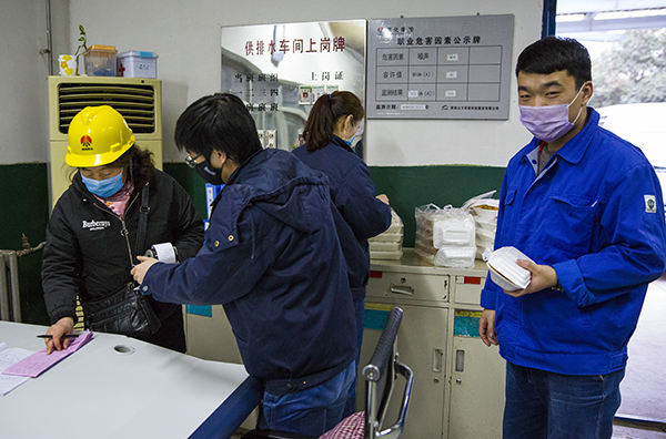 14  為了方便職工，現(xiàn)場進(jìn)行刷卡.jpg