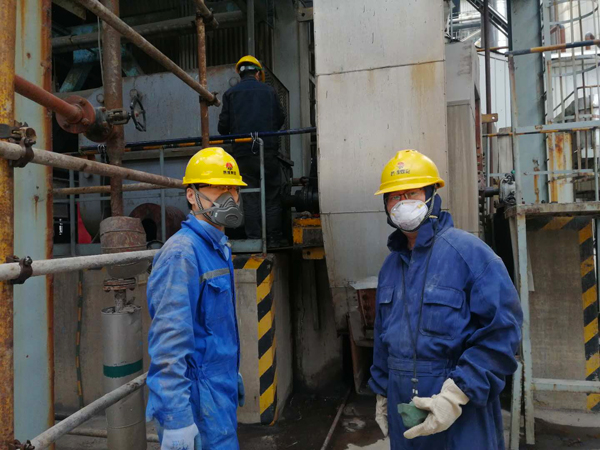 剛才3號爐膛出來的動力車間設(shè)備技術(shù)員魏曉明、機械修造部技術(shù)員王明科.jpg
