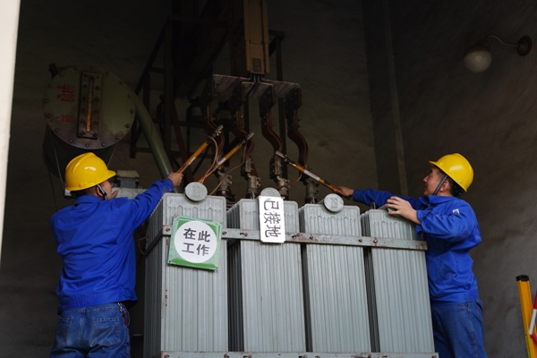 3、安措小組正在對(duì)變壓器做安全措施.JPG