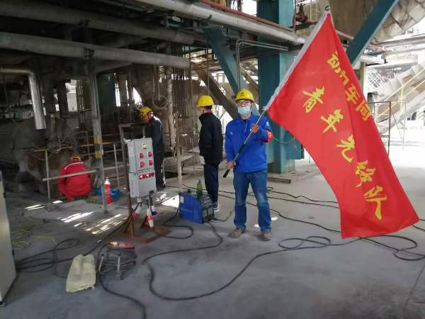 動(dòng)力車間大修剛開始時(shí)，在3號(hào)爐零米，青工從車間領(lǐng)回青年先鋒隊(duì)隊(duì)旗（魏高強(qiáng)攝[1].jpg