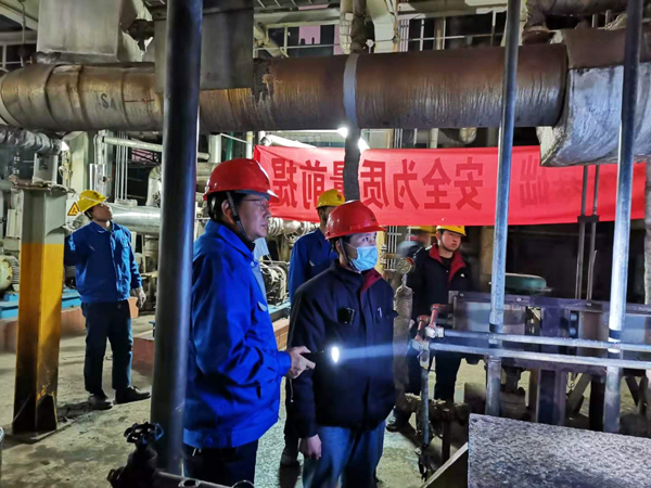 車間工藝、設備副主任到現(xiàn)場指導倒泵操作00（孟力攝.jpg