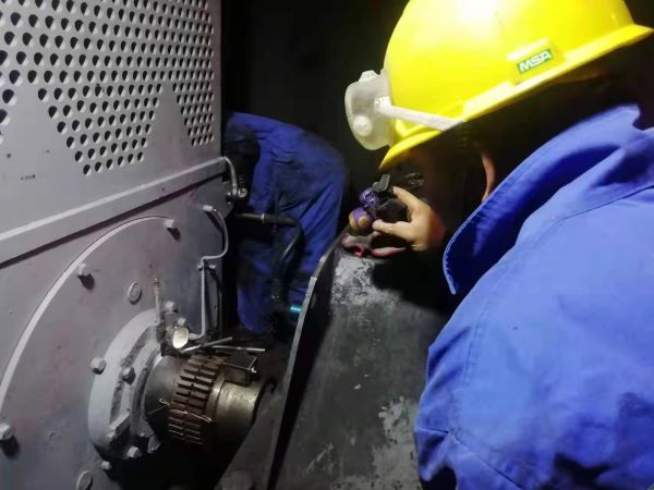 周六，磨煤機(jī)搶修立新功.jpg