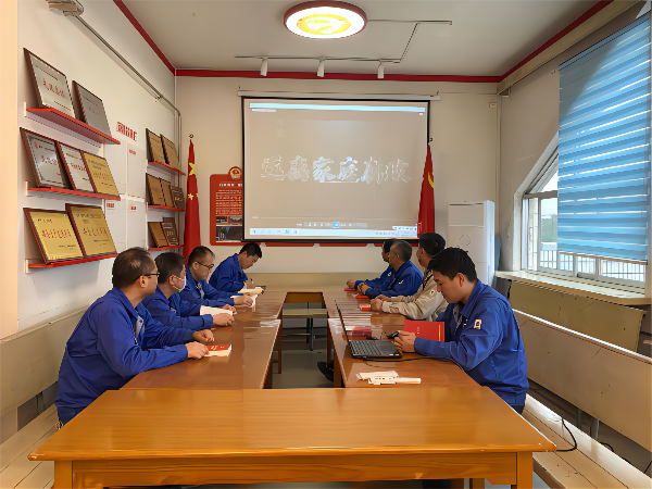 管理組、化工二班黨小組觀看學(xué)習(xí)遠(yuǎn)離家庭腐敗警示教育片(1).png