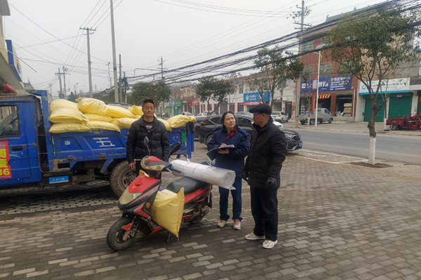 2月10日，尿素銷售人員在武功縣貞元鎮(zhèn)農(nóng)資店門口與農(nóng)戶交流。(副圖）.jpg
