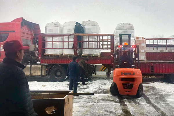 2月12日，物資采供部彬州分部在大雪中卸車，保障物資供應(副圖）.jpg