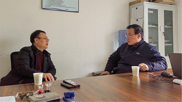 圖2：2.14日，運銷市場部部長同華海物流部負責人就下游配送工作進行商談(副圖）.jpg