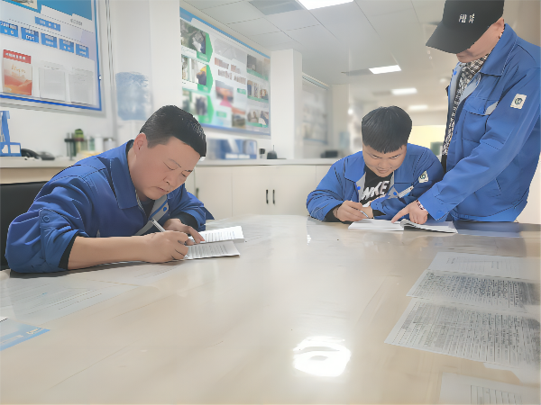 3月9日，化工一班班長(zhǎng)王冬冬為徒弟制定學(xué)習(xí)計(jì)劃，主操李軍強(qiáng)為徒弟王浩男答疑(1).png
