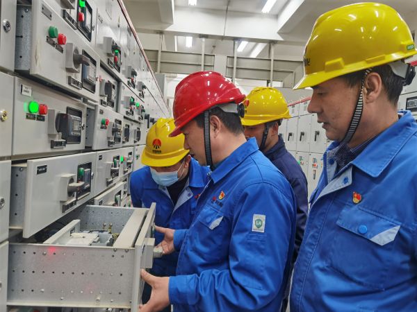 3月16日，對標交流現(xiàn)場，大家圍在一起對配電室開關柜查找差距與優(yōu)勢.jpg