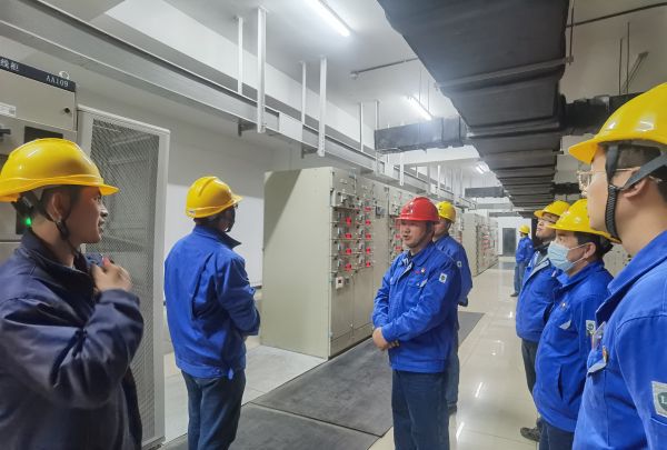 3月16日，對標交流現(xiàn)場，技術組長于康健為大家講述配電室的運維情況.jpg