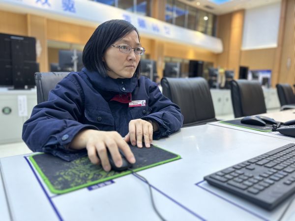 2023年3月24日，師傅劉秋榮在控制室巡檢裝置運行狀況工作照。.jpg