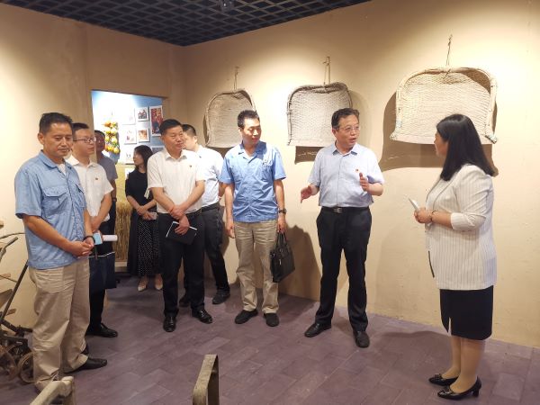渭化集團黨委副書記、董事、工會主席馮曉宏在五星村調(diào)研鄉(xiāng)村振興工作，參觀村史館3.jpg