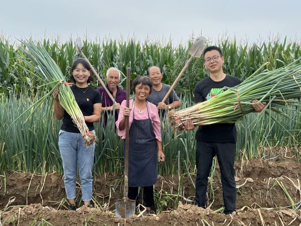 推廣宣傳五星大蔥，聯(lián)系渭化集團捐贈大型設備，通過樹立典型，輻射帶動群眾增收致富。.jpg