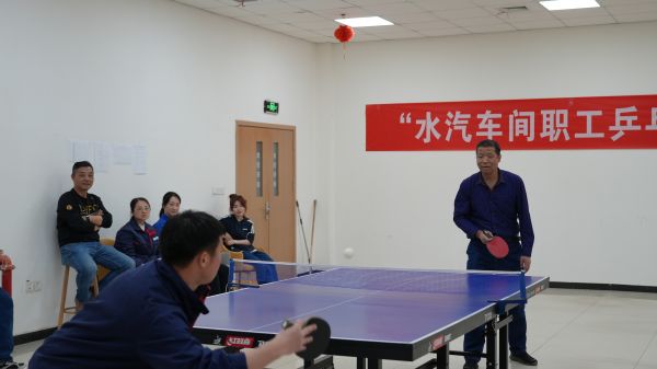 3月30日，舉行男子單打比賽。管理組李戰(zhàn)峰和運行三班王迪巔峰對決。.jpg