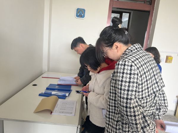 3.23健力寶審核組在質(zhì)檢部、審核易制毒管理，翻閱記錄。.jpg