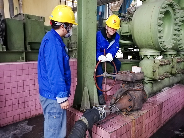 4月4日，合成三班作業(yè)人員通過(guò)軟管開始從二號(hào)大槽排放煤漿，并回收至一號(hào)大槽.jpg