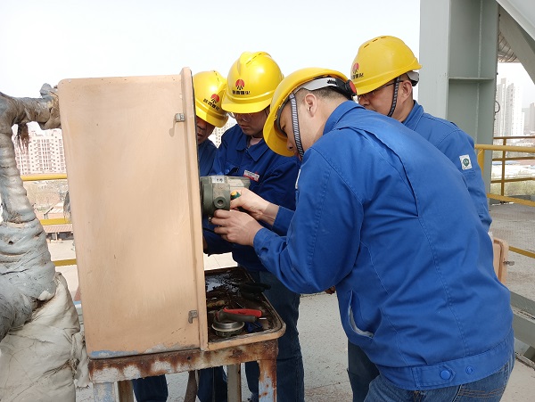 4月6日，空分尿素工段段長郭凱、技術(shù)員張桂芳等人在尿素框架五樓進行電纜更換，變送器接線檢維修工作  計控電儀部 馮香妮 攝.jpg