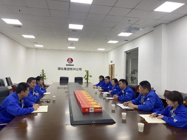 4月18日，制氣車間黨支部與質量監(jiān)督檢驗部黨支部在彬州公司會議室，開展對標交流活動，支部書記就提升支部黨建標準化建設交流經(jīng)驗畫面。.jpg