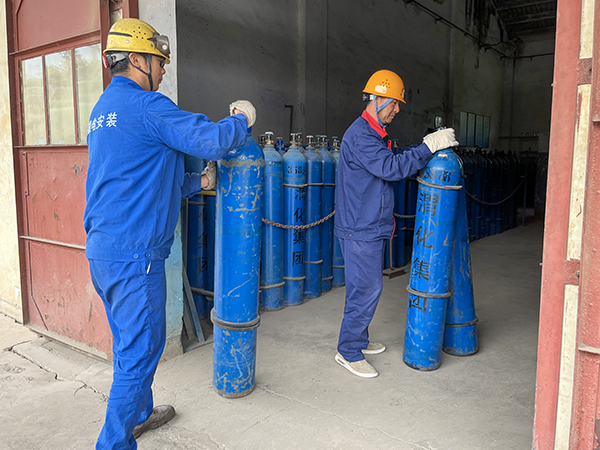 5月4日9：00，合成車間氣瓶站工作人員進(jìn)行作業(yè)   600.jpg