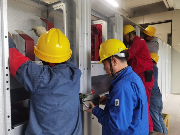 5月5日，檢修人員正在對開關(guān)柜進行絕緣檢查.jpg