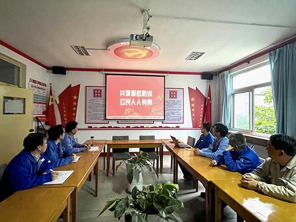 5月11日上午，動(dòng)力車間黨支部在黨員活動(dòng)室組織開展了“共筑保密防線，公民人人有責(zé)”的宣傳教育活動(dòng)。.jpg