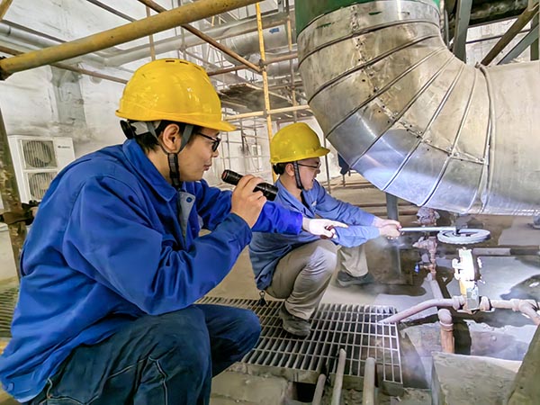 5月8日上午，動力車間三期泵房內，技術員畢加佳指導副司爐王天賜排放BW管線內積水.jpg