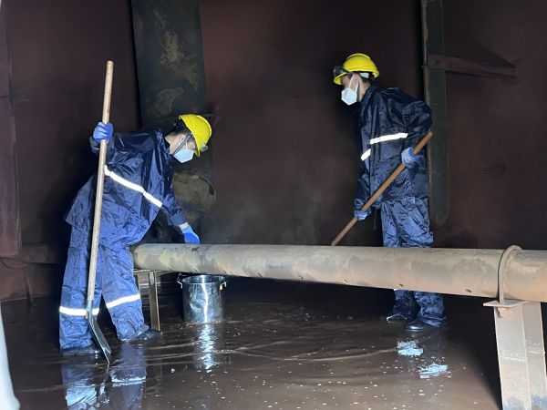 將熱水槽底部污水鏟倒廢桶中，用廢桶搬運(yùn)出去.jpg