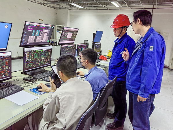 5月13日，動(dòng)力車間三期鍋爐控制室，DCS改造工藝、儀表、電氣等部門聯(lián)合調(diào)試，車間主任姜軍虎與技術(shù)員畢加佳查看調(diào)試過程.jpg