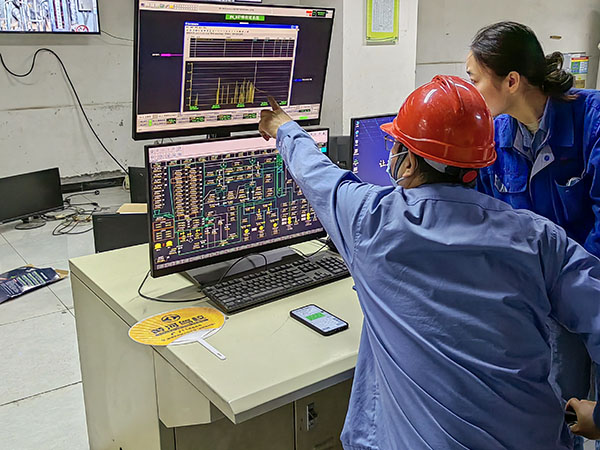 5月13日，動(dòng)力車間三期鍋爐控制室，DCS改造工藝、儀表、電氣等部門聯(lián)合調(diào)試期間，車間副主任焦志波詢問DCS改造畫面.jpg