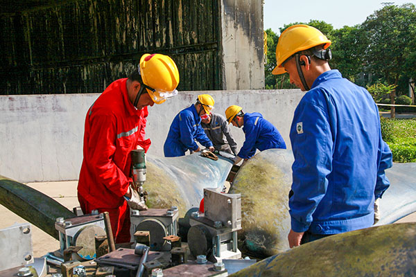 5月13日，李曉峰作業(yè)組檢修風機葉片   600.jpg