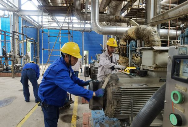 5月13日，電氣檢修人員在雙甲變換裝置進行電機檢修.jpg