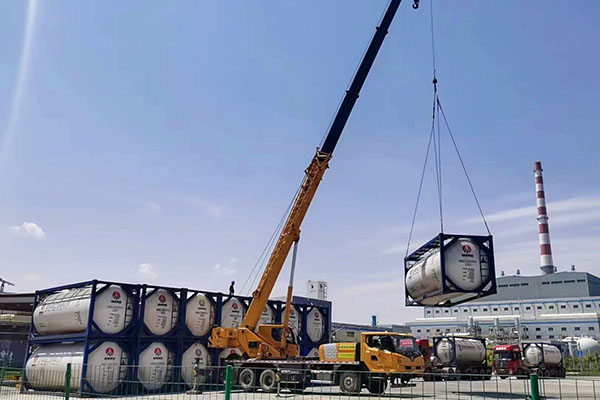 2023年5月12日寶雞華海運(yùn)輸聚酯級乙二醇的罐式集裝箱正在按計(jì)劃向指定位置吊裝   600.jpg