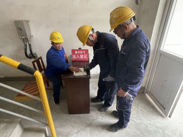 5.12上午，行政保衛(wèi)部在重點(diǎn)部位三期機(jī)組進(jìn)行進(jìn)入人員登記.jpg