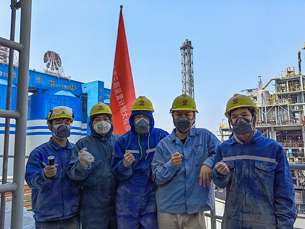 5月12日，動(dòng)力車間三期脫硫塔灰斗平臺，青年先鋒隊(duì)清理脫硫塔灰斗內(nèi)積灰，在休息時(shí)合影.jpg