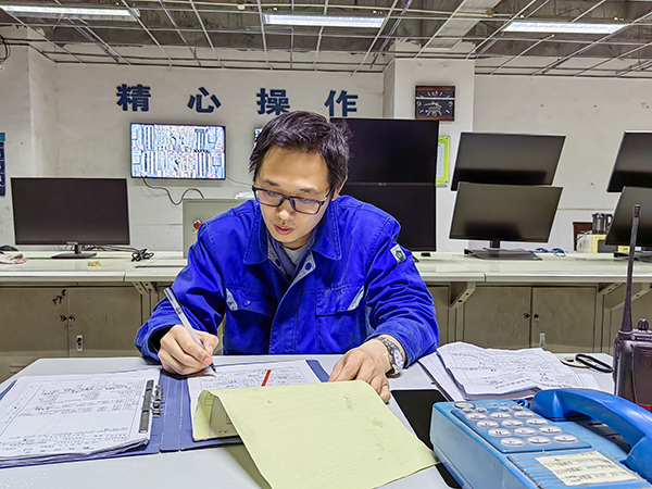 5月15日19點(diǎn)，動(dòng)力車間三期控制室，技術(shù)員畢加佳給加班檢修的5號(hào)鍋爐更換空預(yù)器辦理檢修票.jpg