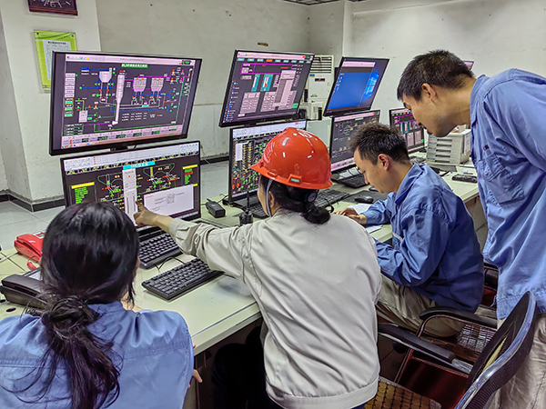 5月13日，動(dòng)力車間三期控制室，DCS調(diào)試將一、二期氨水制備工程師站遷移至三期.jpg