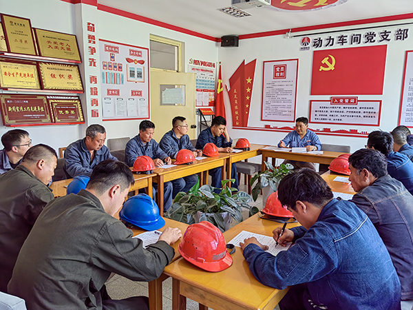 5月16日。動力車間會議室，安全員焦路秦正在給外協(xié)檢修人員培訓(xùn).jpg