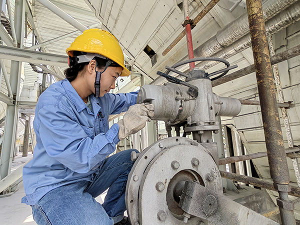 5月21日，動力車間三期脫硫引風(fēng)機(jī)，李蕾正在檢查擋板開關(guān)情況.jpg