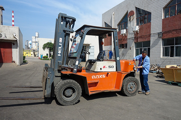 2023年5月8日機(jī)械修造部員工正在對(duì)叉車(chē)車(chē)體進(jìn)行衛(wèi)生清理  600.jpg