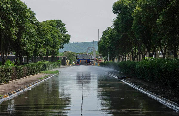 2023年5月15日運(yùn)銷(xiāo)市場(chǎng)部灑水車(chē)在廠區(qū)道路作業(yè)   600.jpg