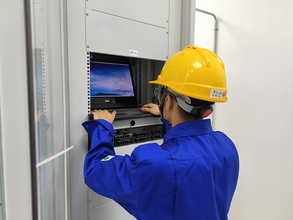 5月25日，計(jì)控電儀分部運(yùn)行員工在檢查微機(jī)五防操作系統(tǒng)是否流暢。.jpg