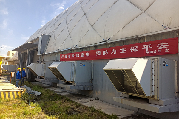 6月7日，運(yùn)銷分部，張海波、曹侃、李智民等人員，在氣膜棚排查隱患運(yùn)銷分部 伍思盈 攝.jpg