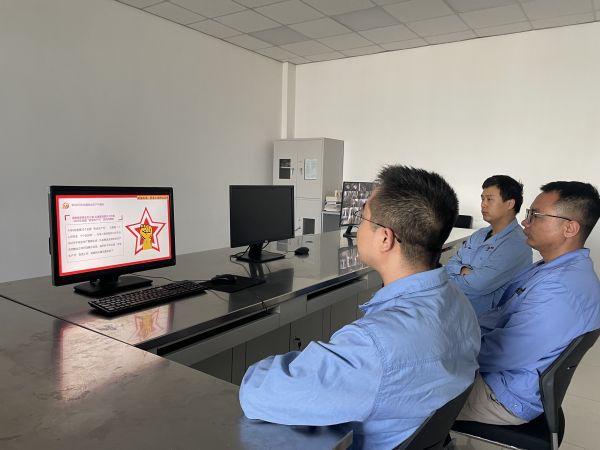電氣運行二班成員組織觀看化工企業(yè)安全生產(chǎn)事故方面的視頻。.jpg