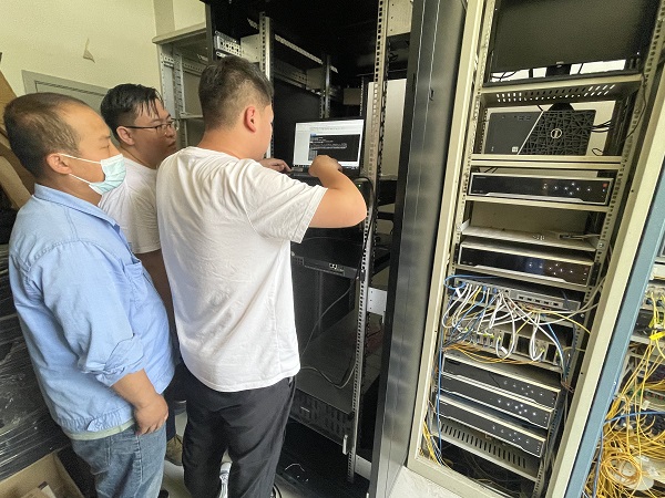 6.12日?？祻S家和公司員工在機房內(nèi)調(diào)試系統(tǒng).jpg