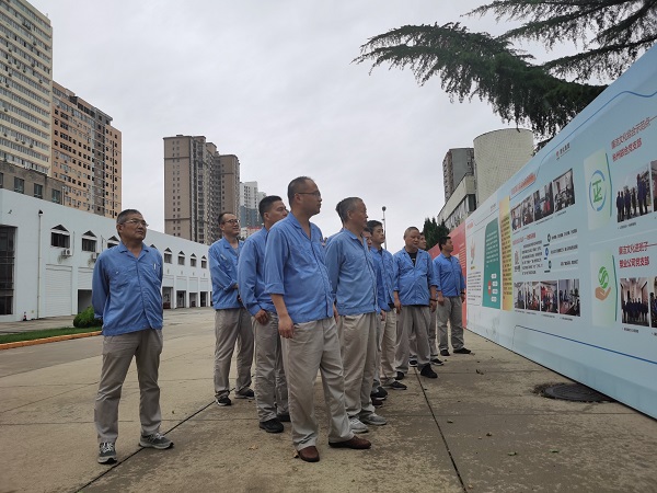 7月3日下午，尿素車(chē)間在公司辦公樓前黨員職工參觀公司主題展板2.jpg
