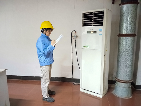 7月1日，馮香妮在每日的巡檢中對(duì)機(jī)柜間空調(diào)進(jìn)行檢查記錄.jpg