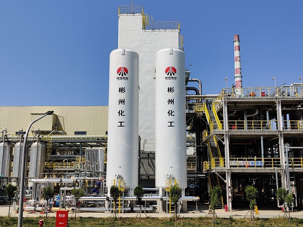 制氣車間，7月建成投用的707低溫能源綜合利用項(xiàng)目主設(shè)備液氮儲罐現(xiàn)場圖。 (1).jpg