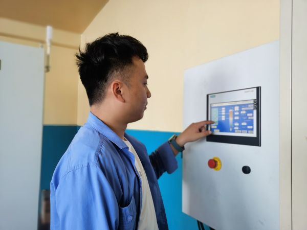 7月26日，尿素車間化工四班于堯?qū)αＷ永鋮s器運(yùn)行工況進(jìn)行調(diào)整.jpg