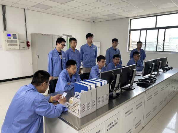 開展班前會(huì)議，強(qiáng)調(diào)降本增效需要從身邊的小事做起。.jpg