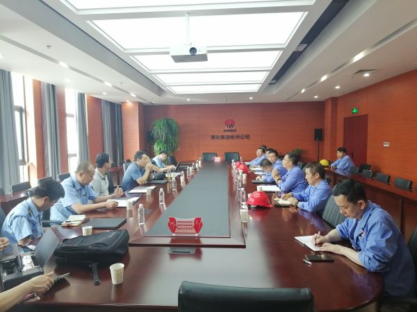 8月17日，省環(huán)保廳一行到公司開(kāi)展環(huán)保檢查，彬州公司副總經(jīng)理、生產(chǎn)部部長(zhǎng)張安平，彬州公司安環(huán)部部長(zhǎng)秦敏建等相關(guān)單位主要負(fù)責(zé)人參加迎接，此圖為檢查組在三樓行政會(huì)議室檢查交流.jpg